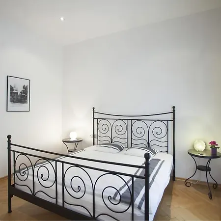 Charles Bridge Apartment Prague