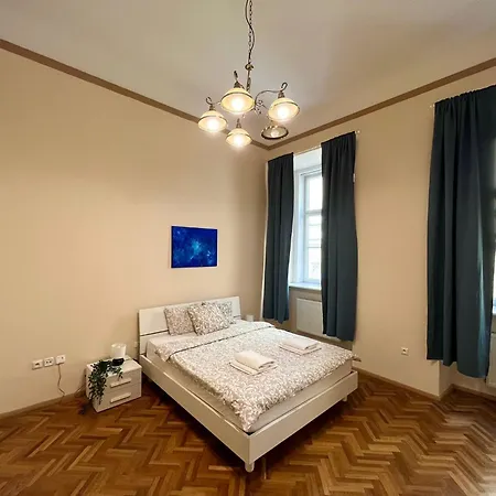 Spacious 4br By Charles Bridge *