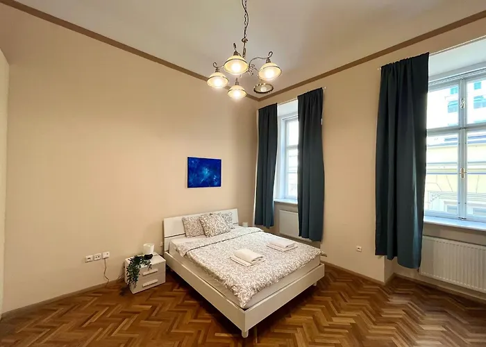 Spacious 4br By Charles Bridge *