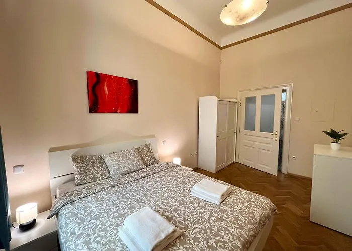 Spacious 4br By Charles Bridge *