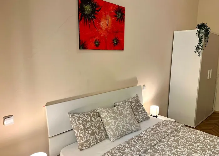 Spacious 4br By Charles Bridge