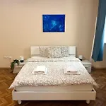 Spacious 4br By Charles Bridge Prag