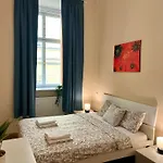 Spacious 4br By Charles Bridge *