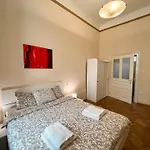 Spacious 4br By Charles Bridge *