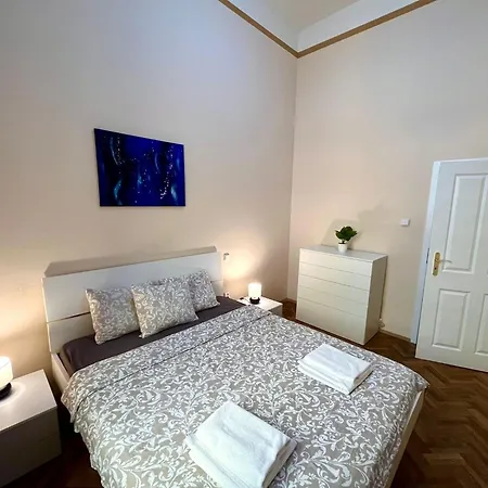 Spacious 4Br Apartment By Charles Bridge דירה