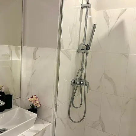 Апартаменты Spacious 4br By Charles Bridge *