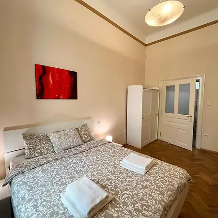 Spacious 4Br Apartment By Charles Bridge *