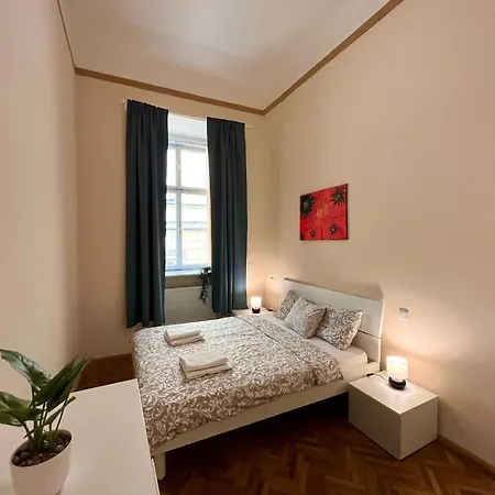Spacious 4br By Charles Bridge Прага