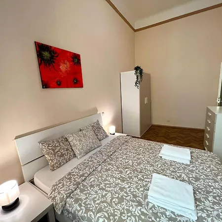 Апартаменты Spacious 4br By Charles Bridge