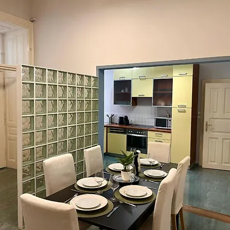 Spacious 4br By Charles Bridge *