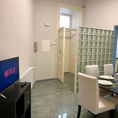 Spacious 4br By Charles Bridge * Прага