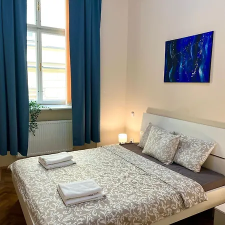 Spacious 4Br Apartment By Charles Bridge