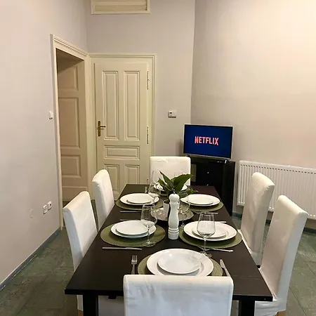 Spacious 4br By Charles Bridge Прага