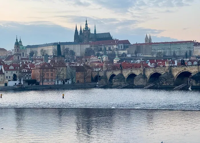 Spacious 4br By Charles Bridge アパート プラハ