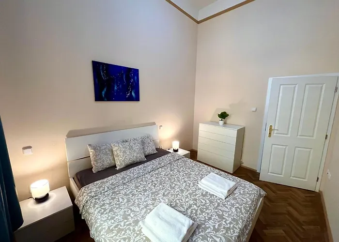 Spacious 4br By Charles Bridge 公寓